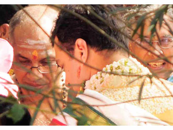 ತಾಳಿ ಕಟ್ಟುವ ಶುಭವೇಳೆ ಕೈಯಲ್ಲಿ ಹೂವಿನ ಮಾಲೆ