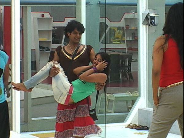 ತಿಲಕ್, ಶ್ವೇತಾ ಪಂಡಿತ್ ಐಸ್ ಪೈಸ್