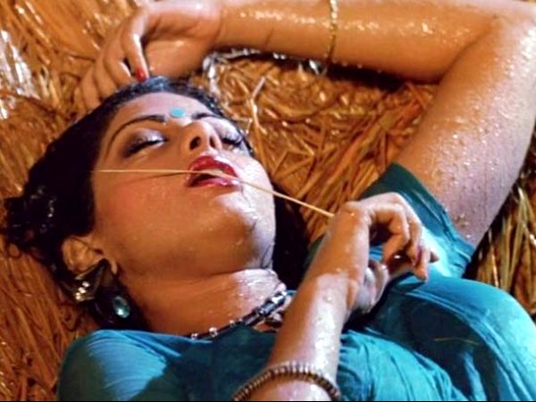 ಎಲೆಕ್ಟ್ರಿಕ್ ಬ್ಲೂ ಸ್ಯಾರಿಯಲ್ಲಿ ಶ್ರೀದೇವಿ