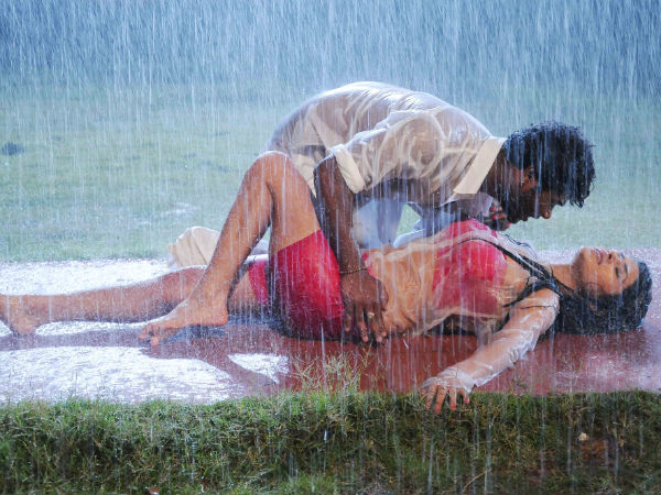 ಧೋ ಎಂದು ಸುರಿವ ಮಳೆಯಲ್ಲಿ ಮಿಂದೆದ್ದ ಜೋಡಿ