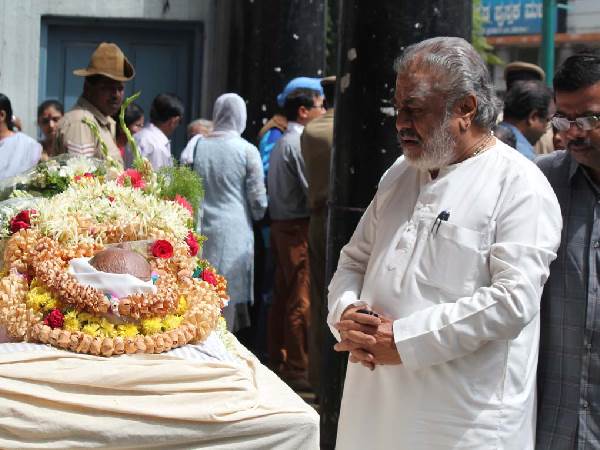 ಅಗಲಿದ ಚೇತನಕ್ಕೆ ಕಂಬನಿ ಮಿಡಿದ ಗಣ್ಯರು