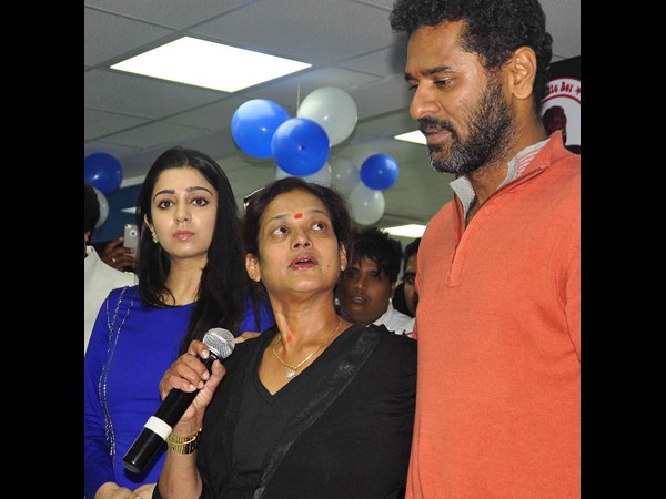 ತನ್ನ ಗಂಡನ ನೆನೆಯುತ್ತಾ ಕಣ್ಣಾಲಿಗಳು ತುಂಬಿ ಬಂದವು