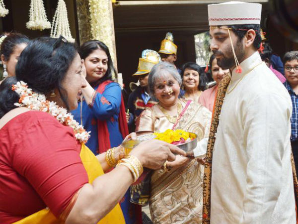 ಸಮೀರಾ ರೆಡ್ಡಿ ತಾಯಿ ನಕ್ಷತ್ರಾ ಅವರಿಂದ ಆರತಿ