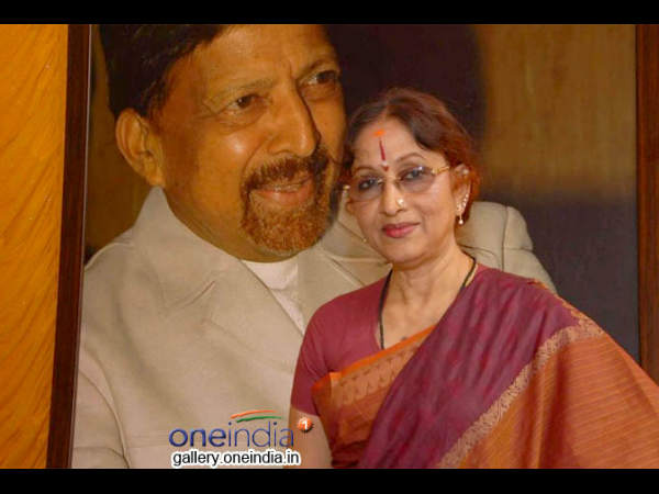 ದುಶ್ಮನ್ ಕಹಾನ್ ಹೈ ಅಂದರೆ ಬಗಲ್ ಮೇ : ಭಾರತಿ