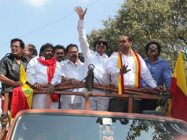 ಕನ್ನಡ ಚಿತ್ರಗಳನ್ನು ನೊಡುವ ಸ್ವಾಭಿಮಾನ ಬೆಳೆಸಿಕೊಳ್ಳಿ