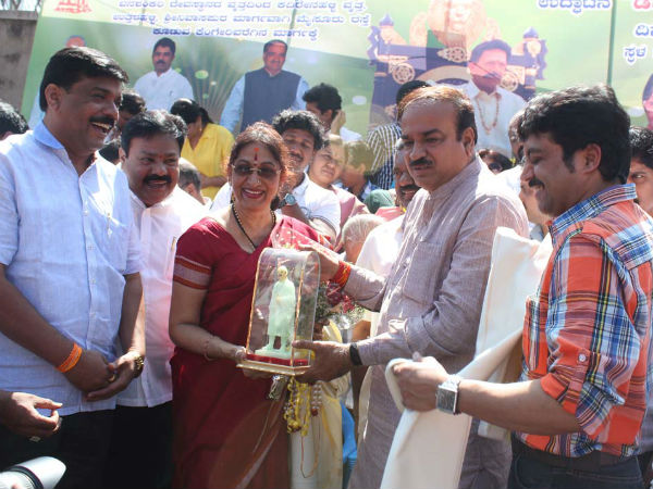 ಭಾರತಿ ವಿಷ್ಣುವರ್ಧನ ಅವರಿಗೆ ಸ್ಮರಣಿಕೆ