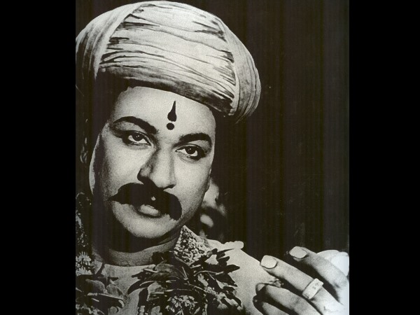 ಸಂತ ತುಕಾರಾಂ ಚಿತ್ರದಲ್ಲಿ ಹೆಪ್ಪುಗಟ್ಟಿದ ನೀರಿನಲ್ಲಿ