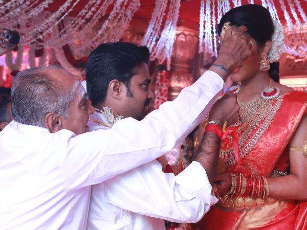 ಮಾವನಿಂದ ಸೊಸೆ ಹಣೆಗೆ ತಿಲಕ