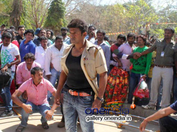 ಲಕ್ಕಿಸ್ಟಾರ್ ಅವರ ಮನವೊಲಿಸಿದ್ದರು
