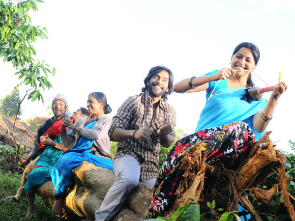 ಬೊಗಸೆಯಲ್ಲಿ ಮಳೆ ಹಿಡಿದಂತೆ