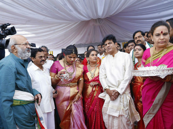 ವರನನ್ನ ಬರಮಾಡಿಕೊಂಡ ಅತ್ತೆ-ಮಾವ