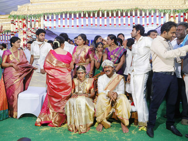 ನವ ಜೋಡಿಗೆ ಶುಭ ಹಾರೈಸಲು ಜನಜಂಗುಳಿ