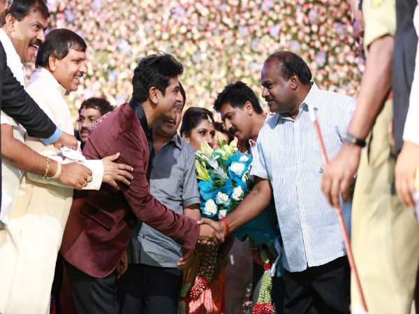ವಧು-ವರರಿಗೆ ಆಶೀರ್ವದಿಸಿದ ಎಚ್.ಡಿ.ಕುಮಾರಸ್ವಾಮಿ