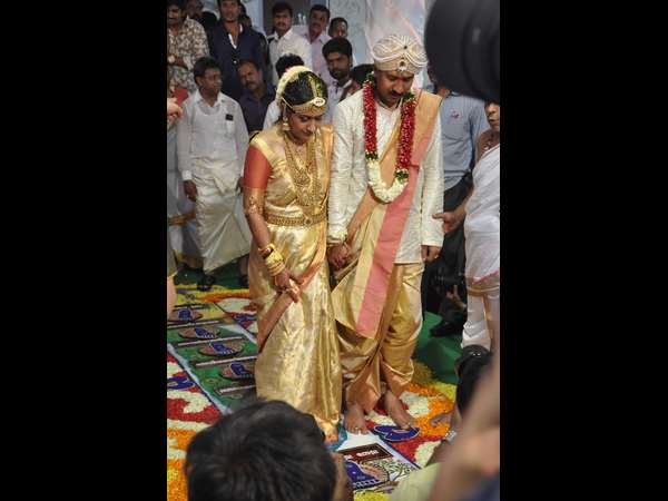 ಸಪ್ತಪದಿ ತುಳಿದ ಮದುಮಗಳು ನಿರುಪಮಾ ಮದುಮಗ ದಿಲೀಪ್