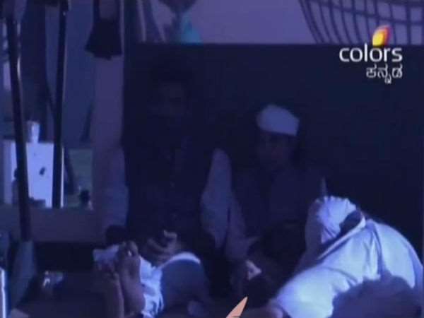 ಮನೆ ರಾಜಕೀಯದಲ್ಲಿ ಕೆಸರೆರೆಚಾಟ