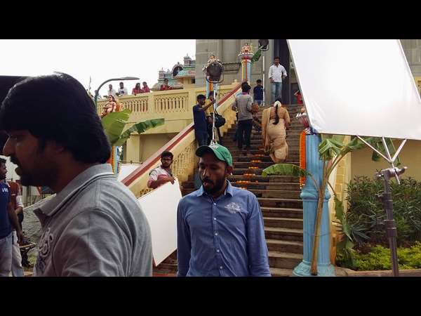 ದೇವಸ್ಥಾನದ ಮೆಟ್ಟಿಲೇರುತ್ತಿರುವ ನಟಿ ತಾರಾ