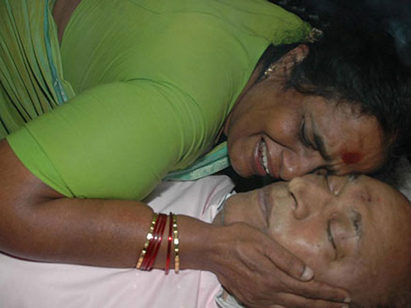 ರಾಜ್ ಮನೆ ಮುಂದೆ ಜನಸಾಗರ