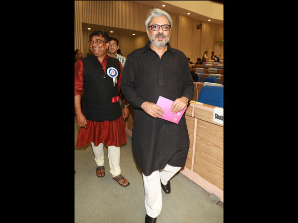 'ಅತ್ಯುತ್ತಮ ನಿರ್ದೇಶಕ' ಪ್ರಶಸ್ತಿ ಸ್ವೀಕರಿಸಿದ ಸಂಜಯ್ ಲೀಲಾ ಬನ್ಸಾಲಿ