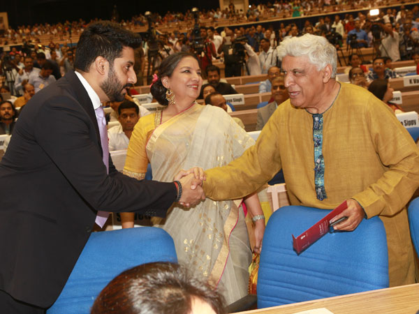 63ನೇ ರಾಷ್ಟ್ರೀಯ ಚಲನಚಿತ್ರ ಪ್ರಶಸ್ತಿ ಪ್ರದಾನ ಸಮಾರಂಭದಲ್ಲಿ ಹಿರಿಯ ನಟಿ ಶಬಾನಾ ಅಜ್ಮಿ ಹಾಗೂ ಜಾವೇದ್ ಅಖ್ತರ್