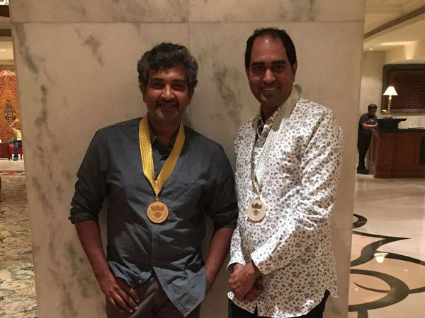 ಪ್ರಶಸ್ತಿ ಪಡೆದ ಸಂಭ್ರಮದಲ್ಲಿ ಎಸ್.ಎಸ್.ರಾಜಮೌಳಿ