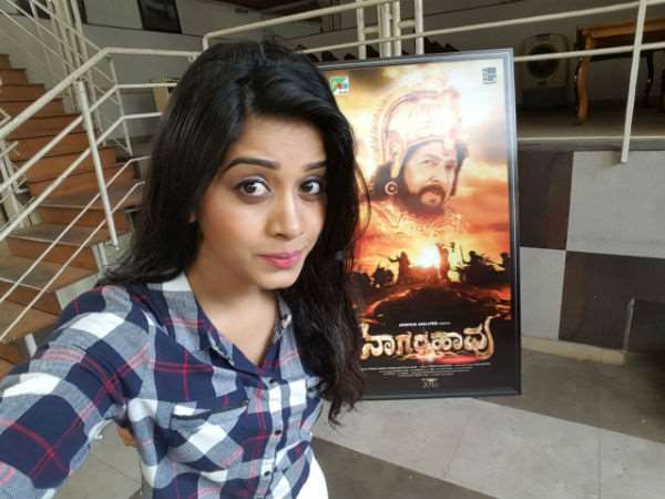 'ನಾಗರಹಾವು' 3D ಸ್ಟ್ಯಾಂಡ್ ಮುಂದೆ ನಿಂತು ಸೆಲ್ಫಿ ಕ್ಲಿಕ್ಕಿಸಿಕೊಂಡ ನಟಿ ನಭಾ ನಟೇಶ್