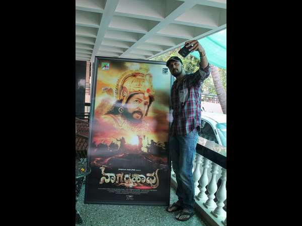 -3D ಸ್ಟ್ಯಾಂಡಿ ಮುಂದೆ ಕಿಚ್ಚ ಸುದೀಪ್ ಸೆಲ್ಫಿ