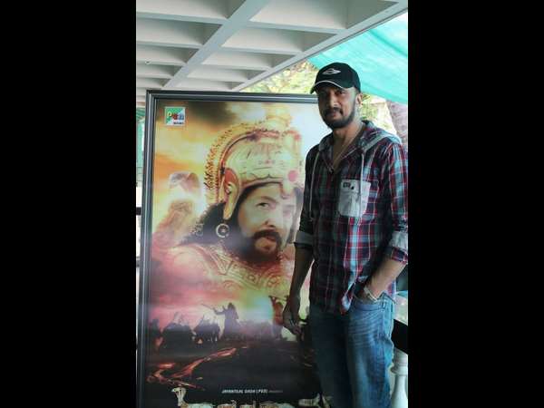 -3D ಸ್ಟ್ಯಾಂಡಿ ಮುಂದೆ ಕಿಚ್ಚ ಸುದೀಪ್ ಫೋಸ್