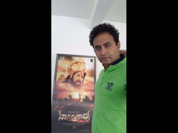 ಡಾ.ವಿಷ್ಣುವರ್ಧನ್ ರವರ ಭಾವಚಿತ್ರ ಇರುವ 'ನಾಗರಹಾವು' 3D ಸ್ಟ್ಯಾಂಡ್ ಮುಂದೆ ನಿಂತು ಸೆಲ್ಫಿ ಕ್ಲಿಕ್ ಮಾಡಿದ ನಟ ಶರಣ್