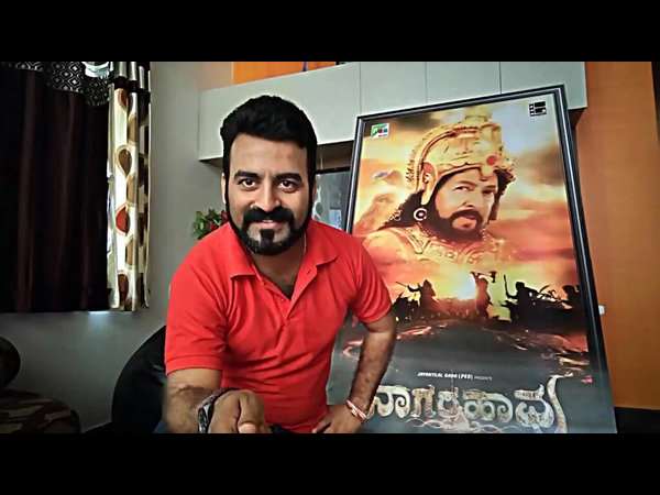 -ಡಾ.ವಿಷ್ಣುವರ್ಧನ್ ರವರ ಭಾವಚಿತ್ರ ಇರುವ 'ನಾಗರಹಾವು' 3D ಸ್ಟ್ಯಾಂಡ್ ಮುಂದೆ ನಿಂತು ಸೆಲ್ಫಿ ಕ್ಲಿಕ್ ಮಾಡಿದ ನಟ ಮಾಸ್ಟರ್ ಆನಂದ್