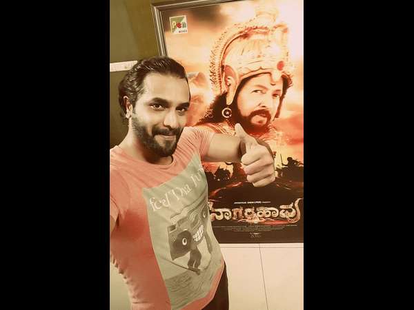 ಡಾ.ವಿಷ್ಣುವರ್ಧನ್ ರವರ ಭಾವಚಿತ್ರ ಇರುವ 'ನಾಗರಹಾವು' 3D ಸ್ಟ್ಯಾಂಡ್ ಮುಂದೆ ನಿಂತು ಸೆಲ್ಫಿ ಕ್ಲಿಕ್ ಮಾಡಿದ ನಟ ಶ್ರೀಮುರಳಿ