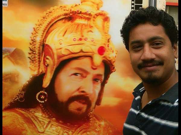 ಡಾ.ವಿಷ್ಣುವರ್ಧನ್ ರವರ ಭಾವಚಿತ್ರ ಇರುವ 'ನಾಗರಹಾವು' 3D ಸ್ಟ್ಯಾಂಡ್ ಮುಂದೆ ನಿಂತು ಸೆಲ್ಫಿ ಕ್ಲಿಕ್ ಮಾಡಿದ ನಟ ಸಂಚಾರಿ ವಿಜಯ್