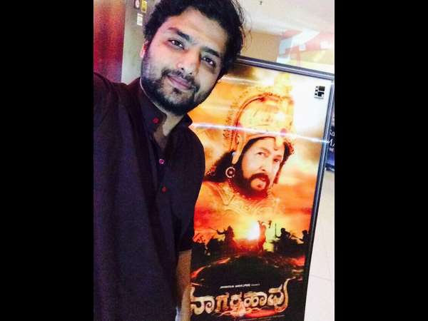 ಡಾ.ವಿಷ್ಣುವರ್ಧನ್ ರವರ ಭಾವಚಿತ್ರ ಇರುವ 'ನಾಗರಹಾವು' 3D ಸ್ಟ್ಯಾಂಡ್ ಮುಂದೆ ನಿಂತು ಸೆಲ್ಫಿ ಕ್ಲಿಕ್ ಮಾಡಿದ ನಟ ನಿರೂಪ್ ಭಂಡಾರಿ