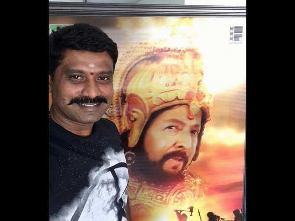 ಡಾ.ವಿಷ್ಣುವರ್ಧನ್ ರವರ ಭಾವಚಿತ್ರ ಇರುವ 'ನಾಗರಹಾವು' 3D ಸ್ಟ್ಯಾಂಡ್ ಮುಂದೆ ನಿಂತು ಸೆಲ್ಫಿ ಕ್ಲಿಕ್ ಮಾಡಿದ ನಿರ್ದೇಶಕ ಪ್ರೇಮ್