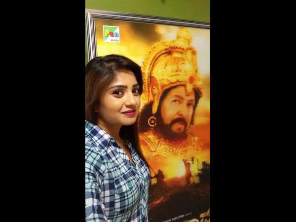 ಡಾ.ವಿಷ್ಣುವರ್ಧನ್ ರವರ ಭಾವಚಿತ್ರ ಇರುವ 'ನಾಗರಹಾವು' 3D ಸ್ಟ್ಯಾಂಡ್ ಮುಂದೆ ನಿಂತು ಸೆಲ್ಫಿ ಕ್ಲಿಕ್ ಮಾಡಿದ ನಟಿ ಕಾರುಣ್ಯ ರಾಮ್