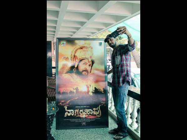 ಡಾ.ವಿಷ್ಣುವರ್ಧನ್ ರವರ ಭಾವಚಿತ್ರ ಇರುವ 'ನಾಗರಹಾವು' 3D ಸ್ಟ್ಯಾಂಡ್ ಮುಂದೆ ನಿಂತು ಸೆಲ್ಫಿ ಕ್ಲಿಕ್ ಮಾಡಿದ ಕಿಚ್ಚ ಸುದೀಪ್
