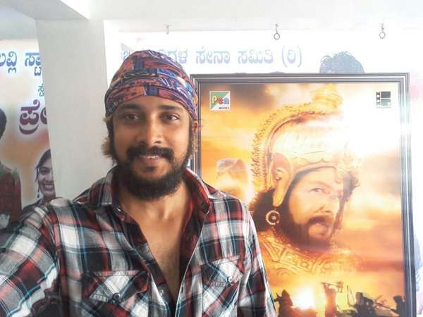 ಡಾ.ವಿಷ್ಣುವರ್ಧನ್ ರವರ ಭಾವಚಿತ್ರ ಇರುವ 'ನಾಗರಹಾವು' 3D ಸ್ಟ್ಯಾಂಡ್ ಮುಂದೆ ನಿಂತು ಸೆಲ್ಫಿ ಕ್ಲಿಕ್ ಮಾಡಿದ ನಟ ಪ್ರೇಮ್