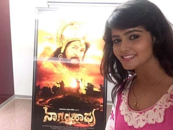 ಡಾ.ವಿಷ್ಣುವರ್ಧನ್ ರವರ ಭಾವಚಿತ್ರ ಇರುವ 'ನಾಗರಹಾವು' 3D ಸ್ಟ್ಯಾಂಡ್ ಮುಂದೆ ನಿಂತು ಸೆಲ್ಫಿ ಕ್ಲಿಕ್ ಮಾಡಿದ ನಟಿ ಮಯೂರಿ