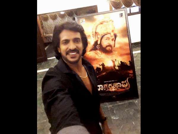 ಡಾ.ವಿಷ್ಣುವರ್ಧನ್ ರವರ ಭಾವಚಿತ್ರ ಇರುವ 'ನಾಗರಹಾವು' 3D ಸ್ಟ್ಯಾಂಡ್ ಮುಂದೆ ನಿಂತು ಸೆಲ್ಫಿ ಕ್ಲಿಕ್ ಮಾಡಿದ ನಟ ಉಪೇಂದ್ರ