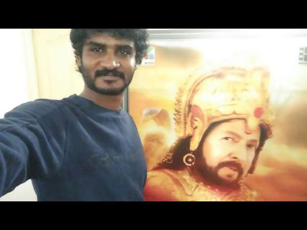 ಡಾ.ವಿಷ್ಣುವರ್ಧನ್ ರವರ ಭಾವಚಿತ್ರ ಇರುವ 'ನಾಗರಹಾವು' 3D ಸ್ಟ್ಯಾಂಡ್ ಮುಂದೆ ನಿಂತು ಸೆಲ್ಫಿ ಕ್ಲಿಕ್ ಮಾಡಿದ ನಟ ಚಿಕ್ಕಣ್ಣ