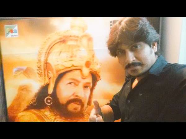 ಡಾ.ವಿಷ್ಣುವರ್ಧನ್ ರವರ ಭಾವಚಿತ್ರ ಇರುವ 'ನಾಗರಹಾವು' 3D ಸ್ಟ್ಯಾಂಡ್ ಮುಂದೆ ನಿಂತು ಸೆಲ್ಫಿ ಕ್ಲಿಕ್ ಮಾಡಿದ ನಟ ಅಜೇಯ್ ರಾವ್