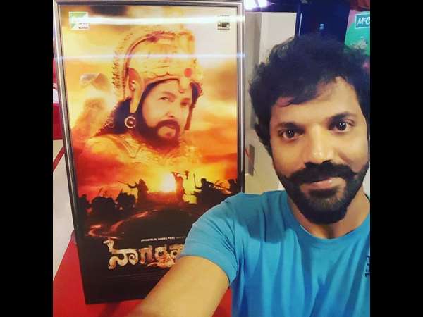 ಡಾ.ವಿಷ್ಣುವರ್ಧನ್ ರವರ ಭಾವಚಿತ್ರ ಇರುವ 'ನಾಗರಹಾವು' 3D ಸ್ಟ್ಯಾಂಡ್ ಮುಂದೆ ನಿಂತು ಸೆಲ್ಫಿ ಕ್ಲಿಕ್ ಮಾಡಿದ ನಟ ನೀನಾಸಂ ಸತೀಶ್