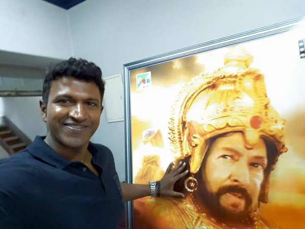 ಡಾ.ವಿಷ್ಣುವರ್ಧನ್ ರವರ ಭಾವಚಿತ್ರ ಇರುವ 'ನಾಗರಹಾವು' 3D ಸ್ಟ್ಯಾಂಡ್ ಮುಂದೆ ನಿಂತು ಸೆಲ್ಫಿ ಕ್ಲಿಕ್ ಮಾಡಿದ ನಟ ಪುನೀತ್ ರಾಜ್ ಕುಮಾರ್