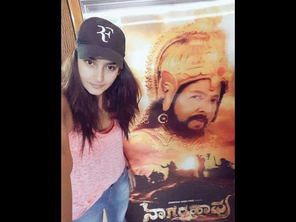 ಡಾ.ವಿಷ್ಣುವರ್ಧನ್ ರವರ ಭಾವಚಿತ್ರ ಇರುವ 'ನಾಗರಹಾವು' 3D ಸ್ಟ್ಯಾಂಡ್ ಮುಂದೆ ನಿಂತು ಸೆಲ್ಫಿ ಕ್ಲಿಕ್ ಮಾಡಿದ ನಟಿ ರಾಗಿಣಿ ದ್ವಿವೇದಿ