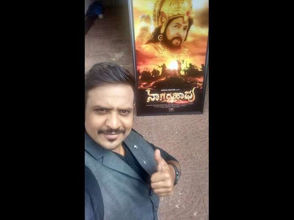 ಡಾ.ವಿಷ್ಣುವರ್ಧನ್ ರವರ ಭಾವಚಿತ್ರ ಇರುವ 'ನಾಗರಹಾವು' 3D ಸ್ಟ್ಯಾಂಡ್ ಮುಂದೆ ನಿಂತು ಸೆಲ್ಫಿ ಕ್ಲಿಕ್ ಮಾಡಿದ ನಟ ಅಕುಲ್ ಬಾಲಾಜಿ