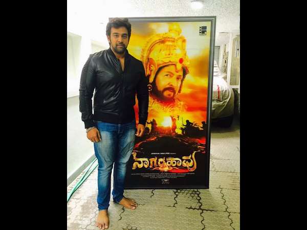 ಡಾ.ವಿಷ್ಣುವರ್ಧನ್ ರವರ ಭಾವಚಿತ್ರ ಇರುವ 'ನಾಗರಹಾವು' 3D ಸ್ಟ್ಯಾಂಡ್ ಮುಂದೆ ನಿಂತು ಸೆಲ್ಫಿ ಕ್ಲಿಕ್ ಮಾಡಿದ ನಟ ಚಿರಂಜೀವಿ ಸರ್ಜಾ