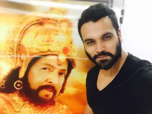 ಡಾ.ವಿಷ್ಣುವರ್ಧನ್ ರವರ ಭಾವಚಿತ್ರ ಇರುವ 'ನಾಗರಹಾವು' 3D ಸ್ಟ್ಯಾಂಡ್ ಮುಂದೆ ನಿಂತು ಸೆಲ್ಫಿ ಕ್ಲಿಕ್ ಮಾಡಿದ ನಟ ತಿಲಕ್