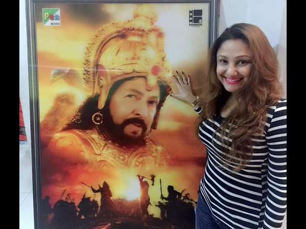 ಡಾ.ವಿಷ್ಣುವರ್ಧನ್ ರವರ ಭಾವಚಿತ್ರ ಇರುವ 'ನಾಗರಹಾವು' 3D ಸ್ಟ್ಯಾಂಡ್ ಮುಂದೆ ನಿಂತು ಸೆಲ್ಫಿ ಕ್ಲಿಕ್ ಮಾಡಿದ ನಟಿ ಪ್ರಿಯಾಂಕಾ ಉಪೇಂದ್ರ