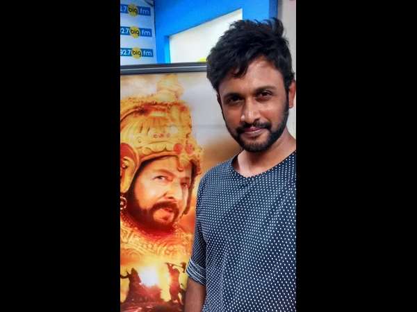 ಡಾ.ವಿಷ್ಣುವರ್ಧನ್ ರವರ ಭಾವಚಿತ್ರ ಇರುವ 'ನಾಗರಹಾವು' 3D ಸ್ಟ್ಯಾಂಡ್ ಮುಂದೆ ನಿಂತು ಸೆಲ್ಫಿ ಕ್ಲಿಕ್ ಮಾಡಿದ ನಟ ಆರ್.ಜೆ ರೋಹಿತ್