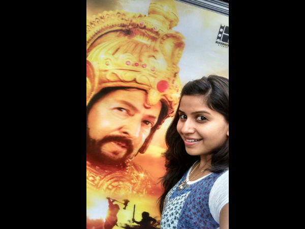 ಡಾ.ವಿಷ್ಣುವರ್ಧನ್ ರವರ ಭಾವಚಿತ್ರ ಇರುವ 'ನಾಗರಹಾವು' 3D ಸ್ಟ್ಯಾಂಡ್ ಮುಂದೆ ನಿಂತು ಸೆಲ್ಫಿ ಕ್ಲಿಕ್ ಮಾಡಿದ ನಟಿ ಅನುಶ್ರೀ