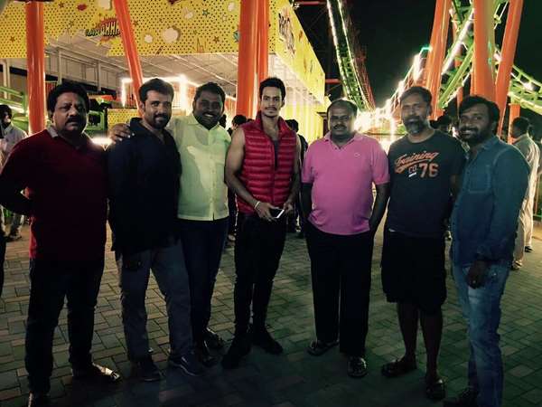 -ತಂದೆ ಹಾಗೂ ಚಿತ್ರತಂಡದ ಜೊತೆ ಸೆಟ್ ನಲ್ಲಿ ನಿಖಿಲ್ ಕುಮಾರ್